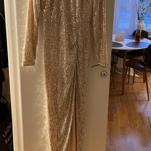 Lång glitterklänning - Storlek M