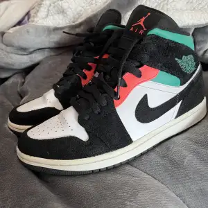 Jordan 1 i storlek 40. Använda ett par gånger men inga defekter förutom att de är creasade. Om du har frågor så är det bara att skriva!