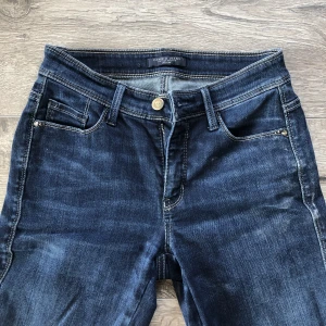 Jeans med rhinestones - Medelhög midja och rhinestones i både bak och fram! En av stenarna har ramlat av, men annars bra skick (se bild 3) ♡ Säljer eftersom de är för långa för mig och skulle nog passa någon som är ca 170cm 💋