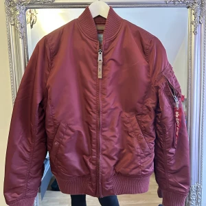Alpha industries bomberjacka - Helt ny bomberjacka från alpha industries i storlek s.  