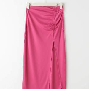 En fin rosa långkjol med en slits. Storlek XS 