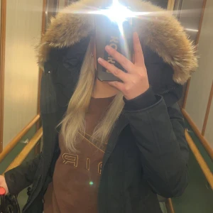 Canada goose jacka dam äkta  - Strl S , canada goose jacka dam köpt år 2022 på johnells (kvitto och allt finns kvar) säljer för använder inte. För ytligare information hör av dig:) 