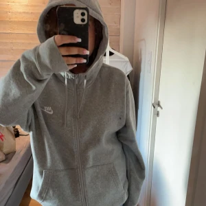 Nike hoodie - Säljer denna Oversized Nike kofta, i ny skick! Säljer pga att den är för stor😫 Ny pris 700kr