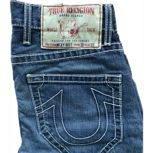 Jeans - True Religion - Grymt snygg Jeans. Sitter som en smäck👍 Men är lite för korta i benen för mig😢. Då jag själv är 184 cm lång. Storlek 30, längd 33. Midjemått är alltså ca 75 cm. Benlängd ca 83 cm.