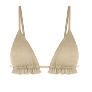 GLITTRIG BIKINITOPP - Glittrig bikinitopp med vaddering! 🤍 Säljer på grund av att den var för liten på mig (70E). Storlek L men extremt liten i storlek, passar en S. Helt oanvänd! Säljer även en till matchande topp och matchande underdel! Nypris: 200kr