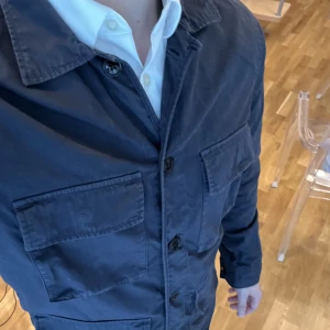 Overshirt A Days March  - Navy overshirt från A Days March i fint skick. Nypris låg på ca 1400 kr.