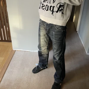 Y2k jeans - Säljer mina svinfeta jeans. Liknar trues och har samt ript nertill. Najs baggy passform!