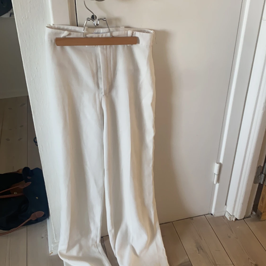 Vita bootcut kostymbyxor - 90