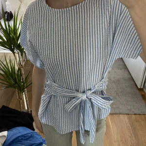 Randig blus från Only - Jättefin blåvit-randig blus som kan knytas fram eller bak, jättefint skick!💘