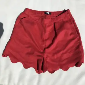 Söta röda shorts från Bikbok, strl S