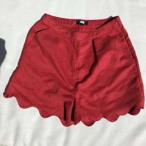 Röda shorts - Söta röda shorts från Bikbok, strl S