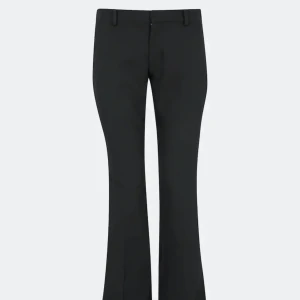 Lågmidjade kostymbyxor  -  Lågmidjade petite kostymbyxor Vera ifrån bikbok i storlek 38. De passar mig perfekt som brukar ha storlek 36 och S i vanliga byxor. Jag är ca 160.De är knappt använda och säljer för att jag inte längre har användning för de💗 Frakt tillkommer!💕💕