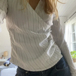 Somrig blus🤎 - Fin blus som är perfekt till sommaren💗 i nyskick. Funkar bra på fest med kostymbyxor till