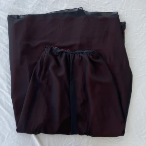 Röd lång kjol mesh  - Vacker kjol med ett rött undre lager och ett svart övre meshlager. Storlek 38, passar också 36 och möjligen 34. Rekommenderar för en längre person. För lång för mig så tvingas sälja 💔köps via Swish eller köp nu 💋