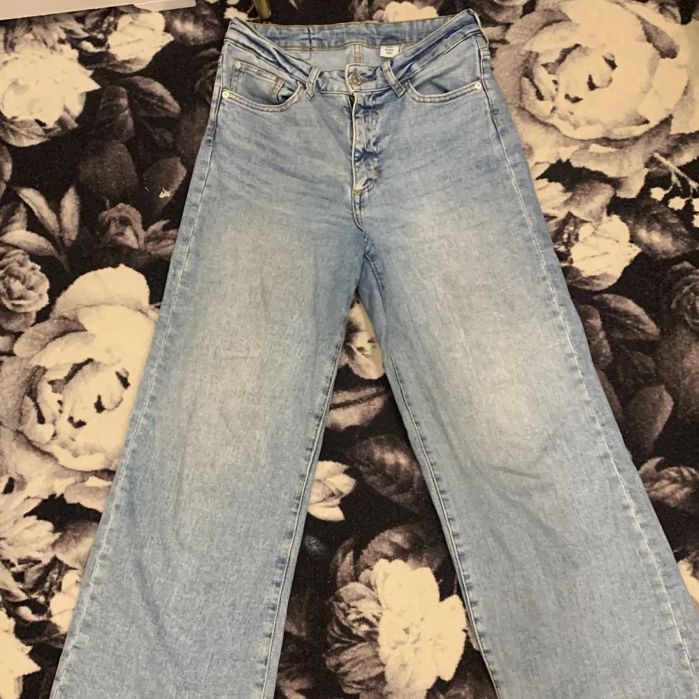 Dessa jeans är från H&M, använt ett ex antal gånger men fortfarande väldigt fina. Lite korta i benen men sitter som en smäck på kroppen. . Jeans & Byxor.