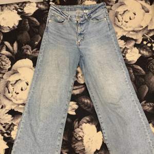 Dessa jeans är från H&M, använt ett ex antal gånger men fortfarande väldigt fina. Lite korta i benen men sitter som en smäck på kroppen. 