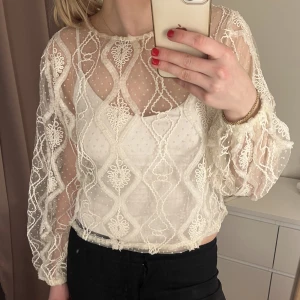 Spets topp - Spets topp från Zara. Storlek M. Använt, men fint skick.