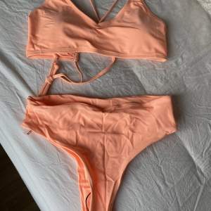 Aprikos färgad bikini från SHEIN. Storlek S, aldrig använt och troslappen sitter kvar i underdelen.