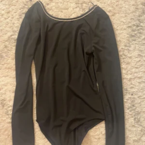 Body med diamanter  - Säljer denna body som är perfekt för nyår. Aldrig använt men dock ganmal. Strl M. Skriv till mig vid intresse.