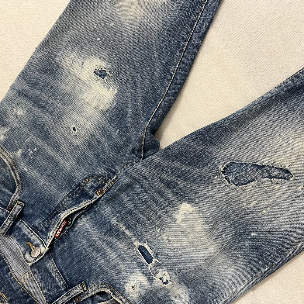 Dsquared2 jeans i mycket bra skick, kvitto medföljer! Storlek 48 i italiensk storlek vilket motsvarar storlek S! Hör av er för mer info. Jeans & Byxor.