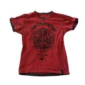 T-shirt med tryck - Röd t-shirt med lejon tryck på👑