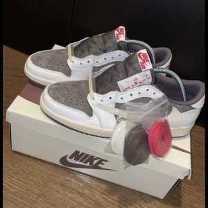 Travis scott reverse mocha  - Vill helst ha byten mot den här kvitto finns oanvända 