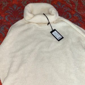 Stickad tröja - Varm o skön, helt ny