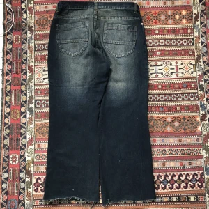 baggy jeans - längd: 100cm midja: 44cm benöppning: 27cm