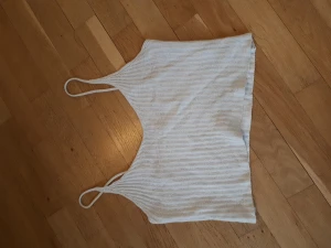 Sommar crop top - Jäte fint stickat linne, perfekt till sommaren!