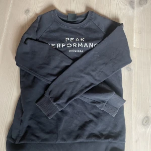 Peak performance tröja - Original priset är 600 men säljs för 250. Skriv vid frågor.