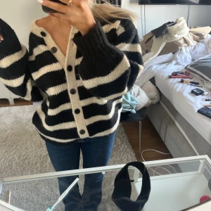 Stickad kofta zara - Säljer denna stickade randiga koftan från zara som aldrig kommit till användning💓💓💓💓nypris ungefär 600