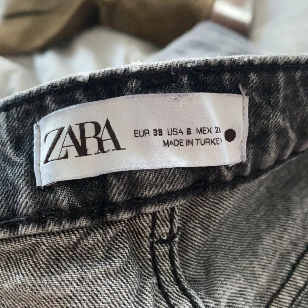 Gråa lowaist Zara jeans i storlek 38 💓📦. Jeans & Byxor.