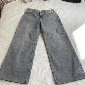gråa jeans  - gråa baggy jeans från zara 