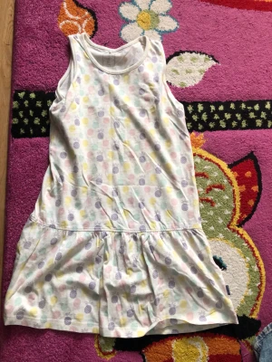 Linne med kjol  - Ananas 🍍 kjol och linne ihopa. Den är för kort för mig med kanse passar dig. Ny pris 170kr