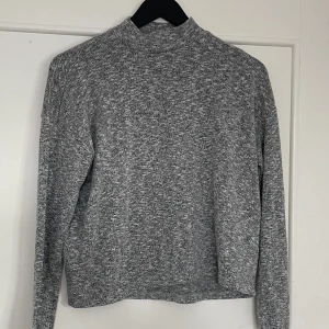 Stickad tröja - En fin stickad tröja men LITE högre krage. Så härlig grå färg💗