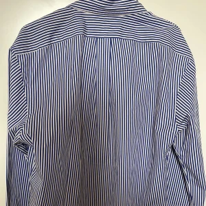 Skjort Ralph Lauren - Skjorta från Ralph Lauren i storlek M. Passformen är slim fit. 