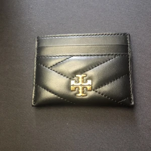 Kira chevron cardcase  - Nyskick, oanvänd  Org pris 1200 kr  tory Burch korthållare med mönster  Pris går att diskutera 