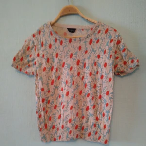 Top från topshop M - Härlig blommig top från topshop i 100% bomull 