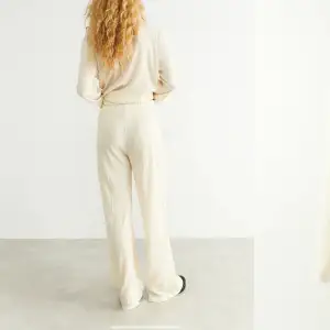 Säljer ett par likande dessa byxor fast mer grädd vit beige färg (3 bilden) 