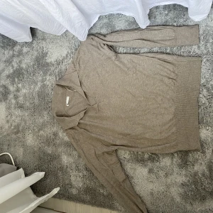 Långärmad tröja Cubus  - Långärmad beige tröja med v ringad krage. Tunn. Ordinarie pris ca 200kr 