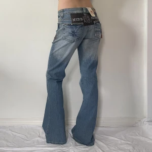 midwaist jeans - använd köp nu! midja:80+stretch innerben:82 💋 jag är 169 cm och w28 som referens 