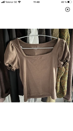 Brandy Melville topp - Jättesöt brun topp från Brandy Melville. Knappt använd så väldigt bra skick. Storlek står Onesize men jag skulle säga att den är som en storlek S. 