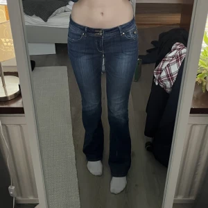 Lågmidjade jeans - Low waist jeans som inte riktigt passar min stil☺️ köpta second hand men i väldigt bra skick! Materialet är lite stretchigare och mjukare😊 !priset är inkl frakt!