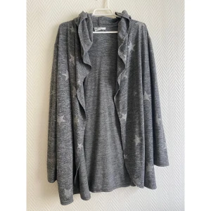 Grå Lång kofta  - En lång och tunn kofta med luva, från hm. 💖💞Jättttte fin med de glittriga stjärnorna också 💫⭐️