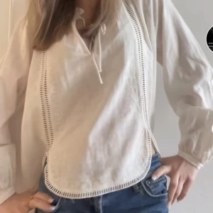 Zara blus - Första bilden är lånad 💕 en helt ny blus från zara som jag köpte för 450kr 🙏 använd typ 1-2 gånger då jag köpte den förra veckan 💕 väldigt fint skick 👌🏼