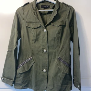 Grön kort jacka.  - Grön kort jacka från märket Prepair. Figursydd. Helt oanvänd. Storlek xs. 