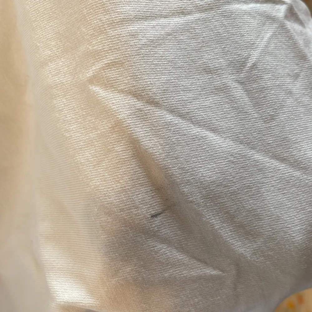 En vit thsirt med vävt tryck från hm, har en liten fläck på ryggen men det ska inte vara nåt problem att få bort i tvätten. T-shirts.