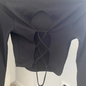 Långärmad tröja med knytning i ryggen - Jag har använt fåtal gånger. 