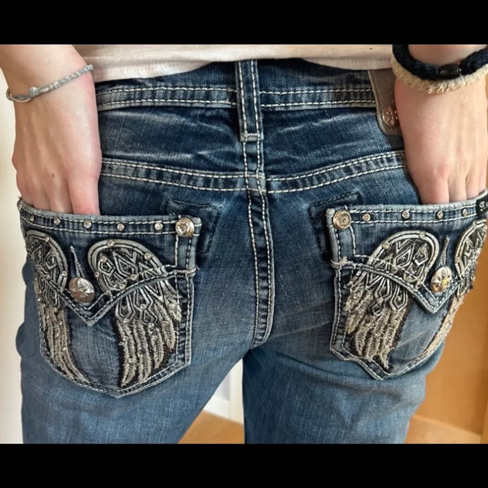 Säljder dessa supersnygga lågmidjade bootcut miss me jeansen men superfina fickor💕 storlek 27/29 . Jeans & Byxor.