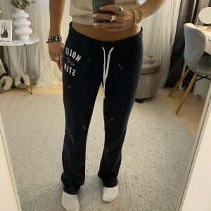 Lågmidjade Hollister mjukisbyxor - Lågmidjade mjukisbyxor från Hollister💘sjukt snygg passform och supersköna!